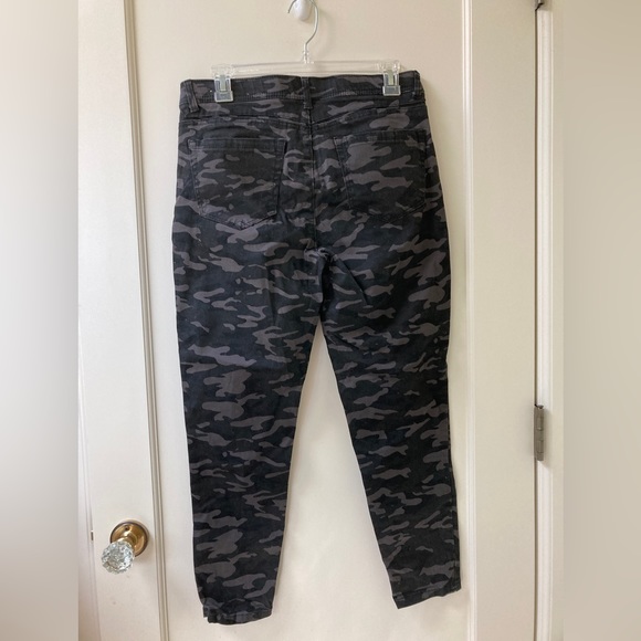 Wit and Wisdom Camo jeans 10 petite - Picture 8 of 8